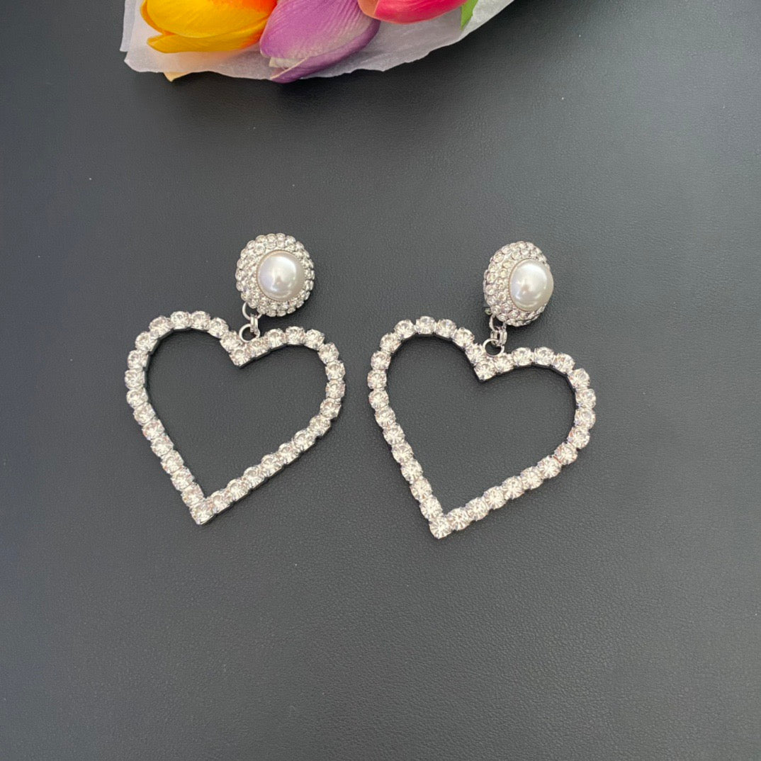 Heart Jewelry Accessory in Polished Metal-Tone – Pearl Detail detail view