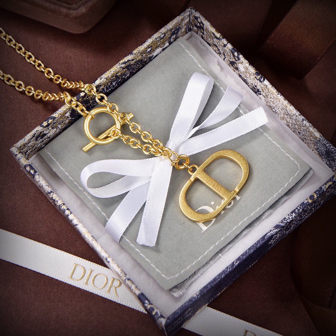 Martin Graham pendant necklace in polished metal-tone – side detail