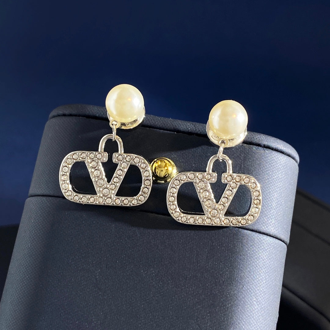Martin Graham jewelry accessory in polished metal-tone – side detail