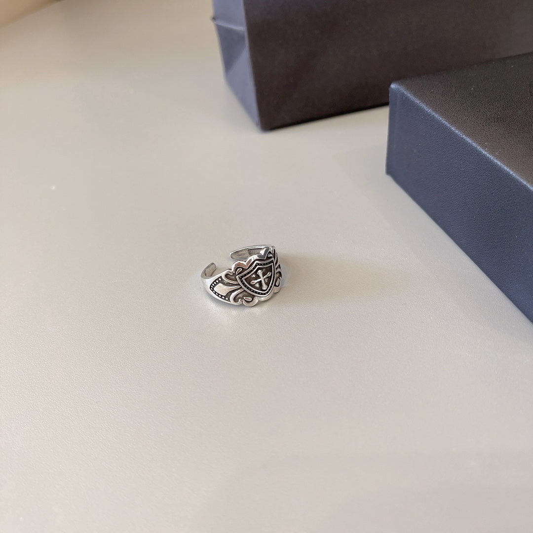 Martin Graham ring in polished metal-tone – side detail