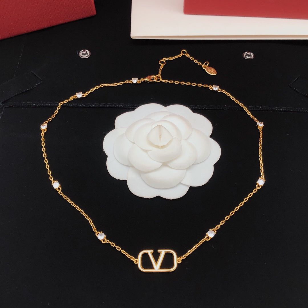 Martin Graham pendant necklace in polished metal-tone – side detail