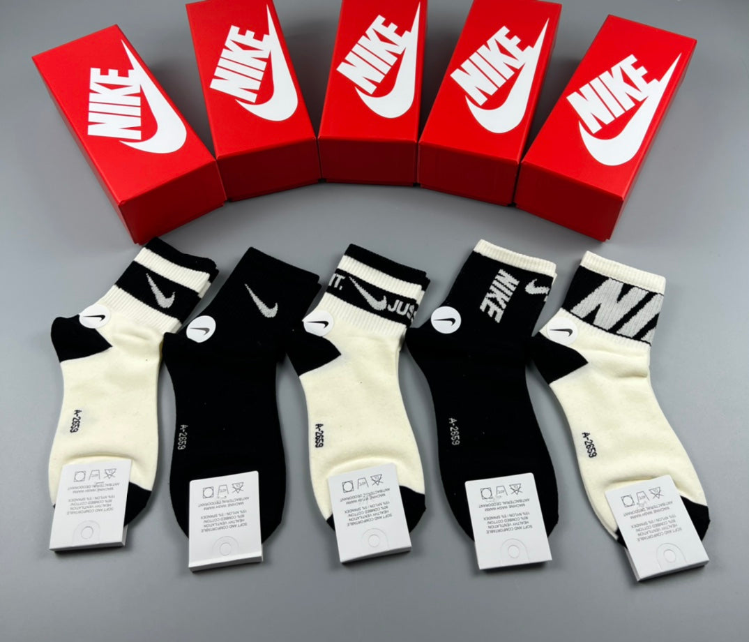 Nike Cotton Contrast Swoosh And Wordmark Ankle Socks