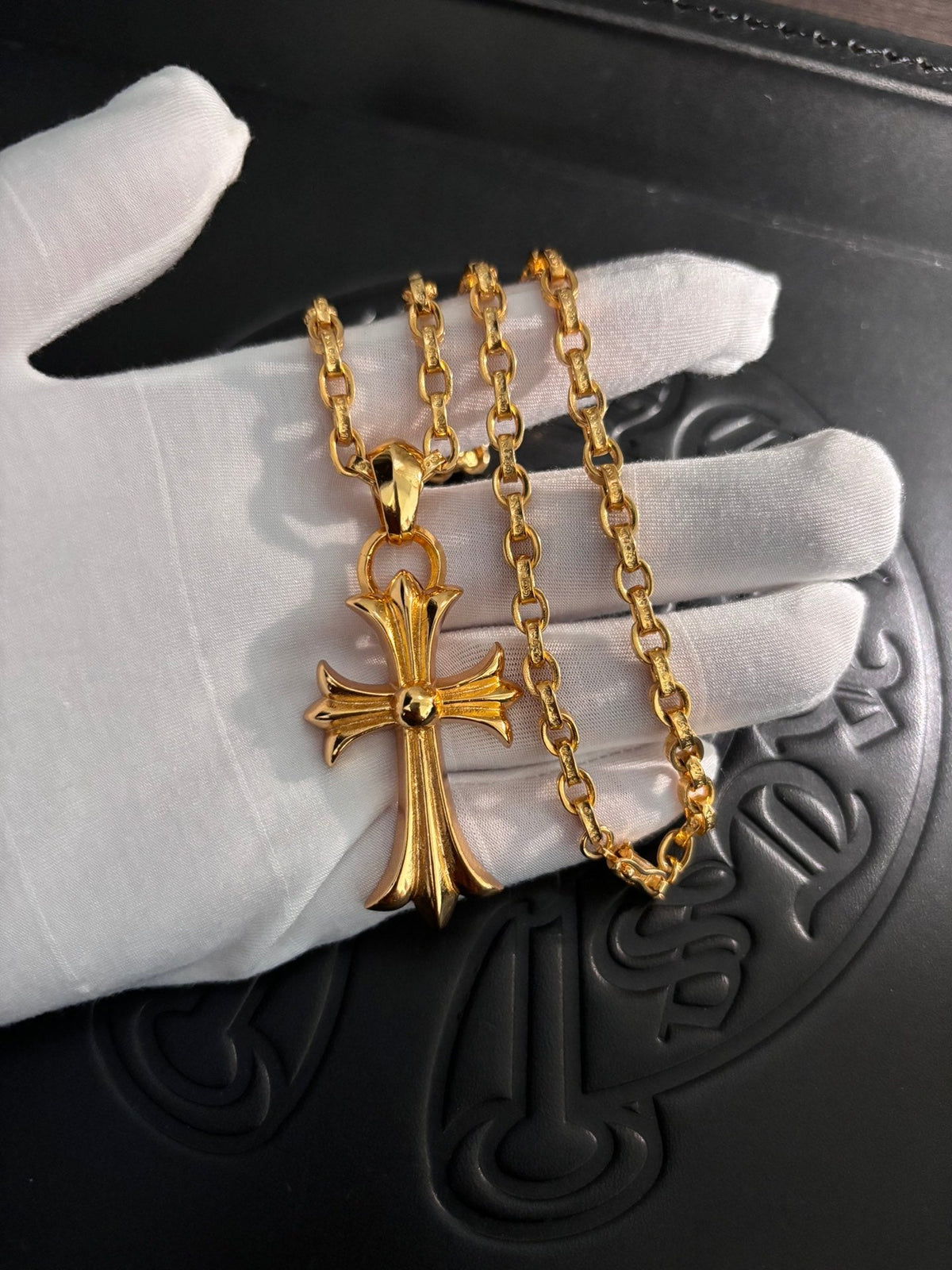 Martin Graham pendant necklace in polished metal-tone – side detail
