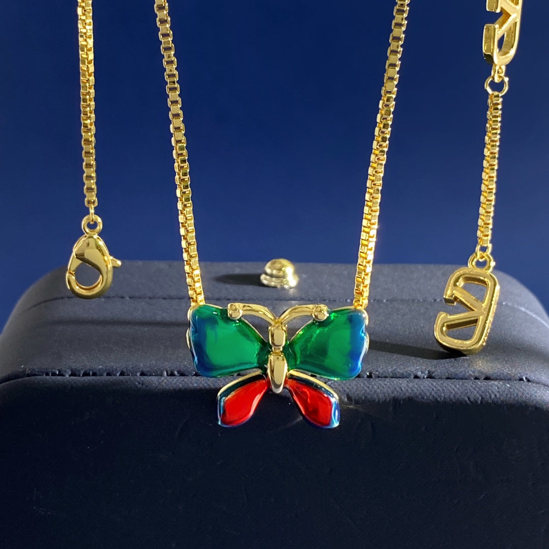 Martin Graham pendant necklace in polished metal-tone – side detail