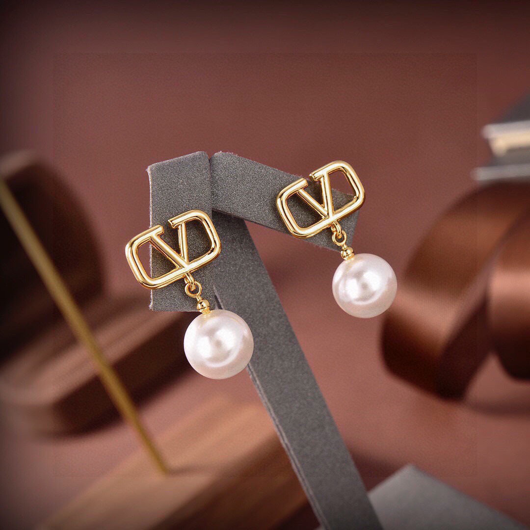 Martin Graham stud earrings in polished metal-tone – side detail