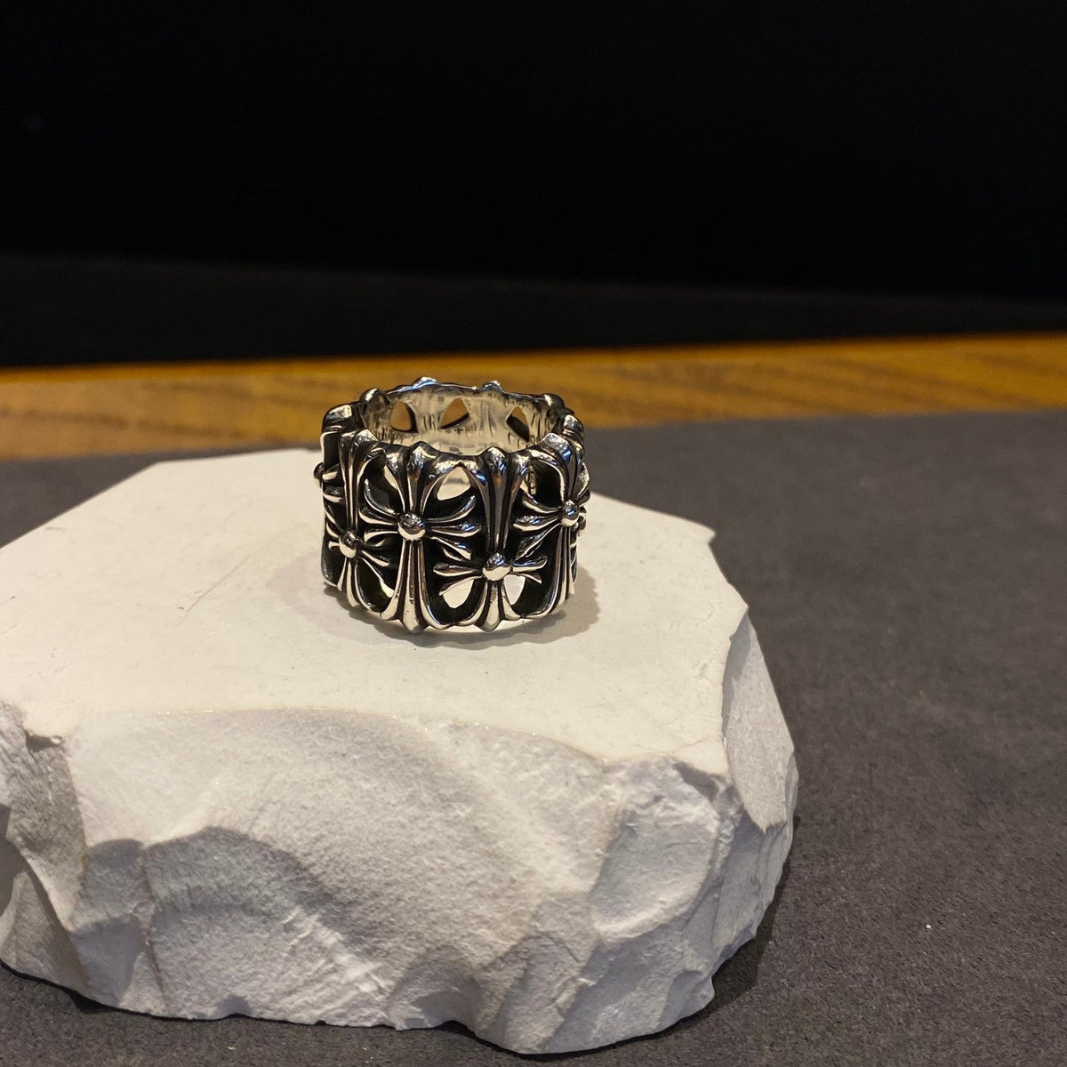 Martin Graham ring in polished metal-tone – side detail