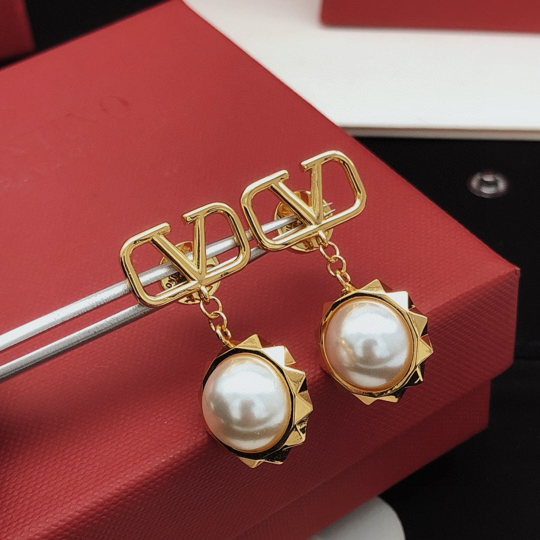 Martin Graham stud earrings in polished metal-tone – side detail