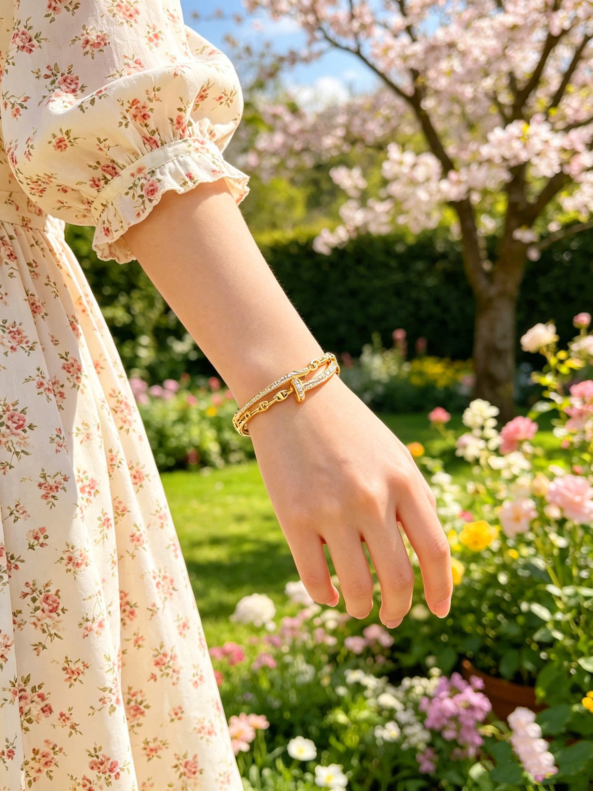 Martin Graham bracelet in polished metal-tone – side detail