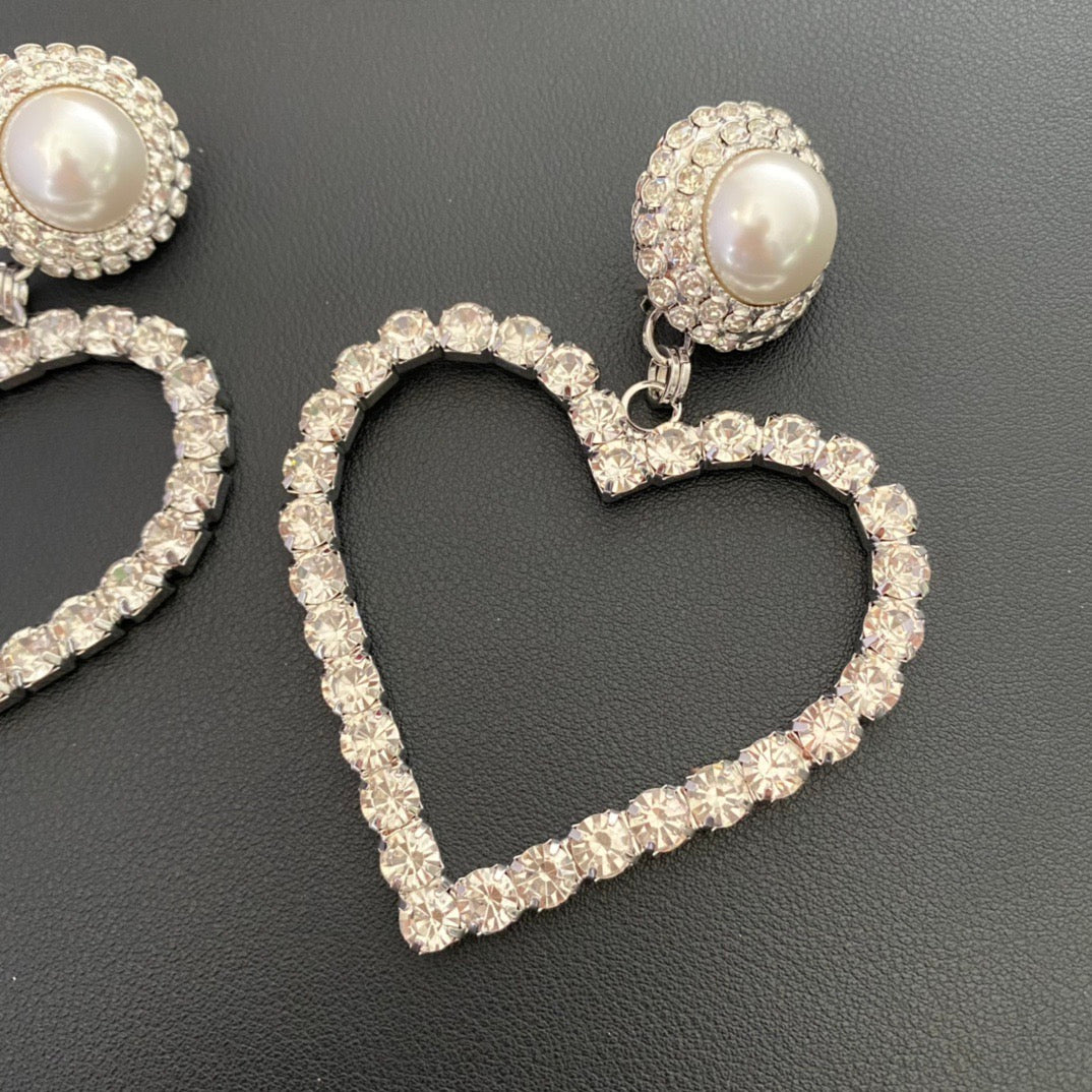 Heart Jewelry Accessory in Polished Metal-Tone – Pearl Detail side detail