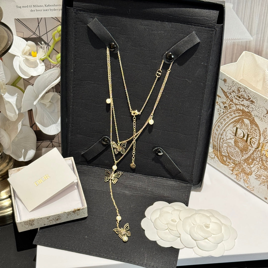 Martin Graham pendant necklace in polished metal-tone – side detail