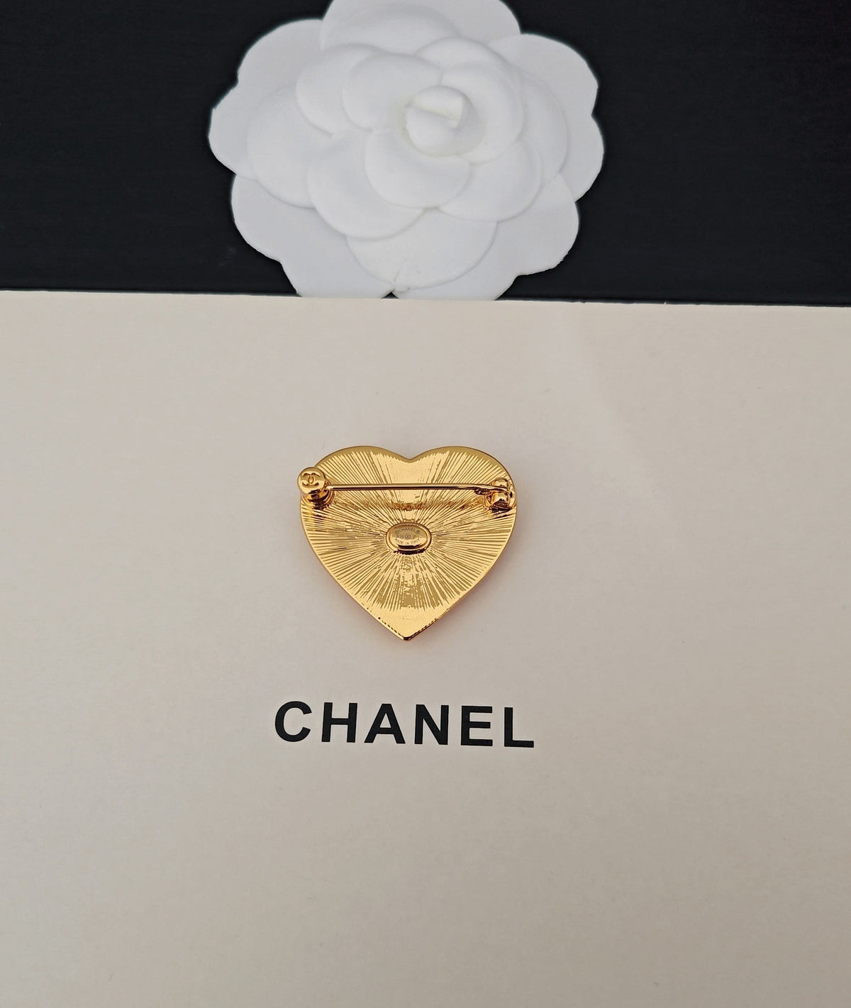 Heart Brooch in Gold-Tone – Heart Detail – Design 002 side detail