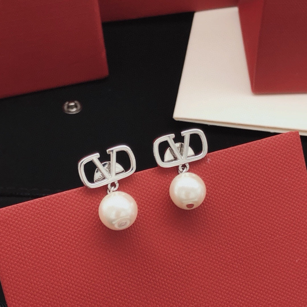 Martin Graham stud earrings in polished metal-tone – side detail