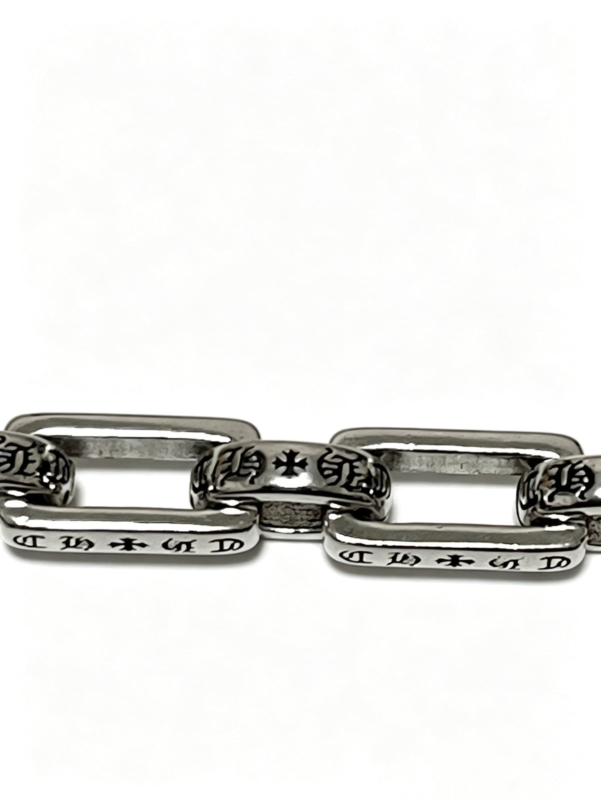 Martin Graham pendant necklace in polished metal-tone – side detail