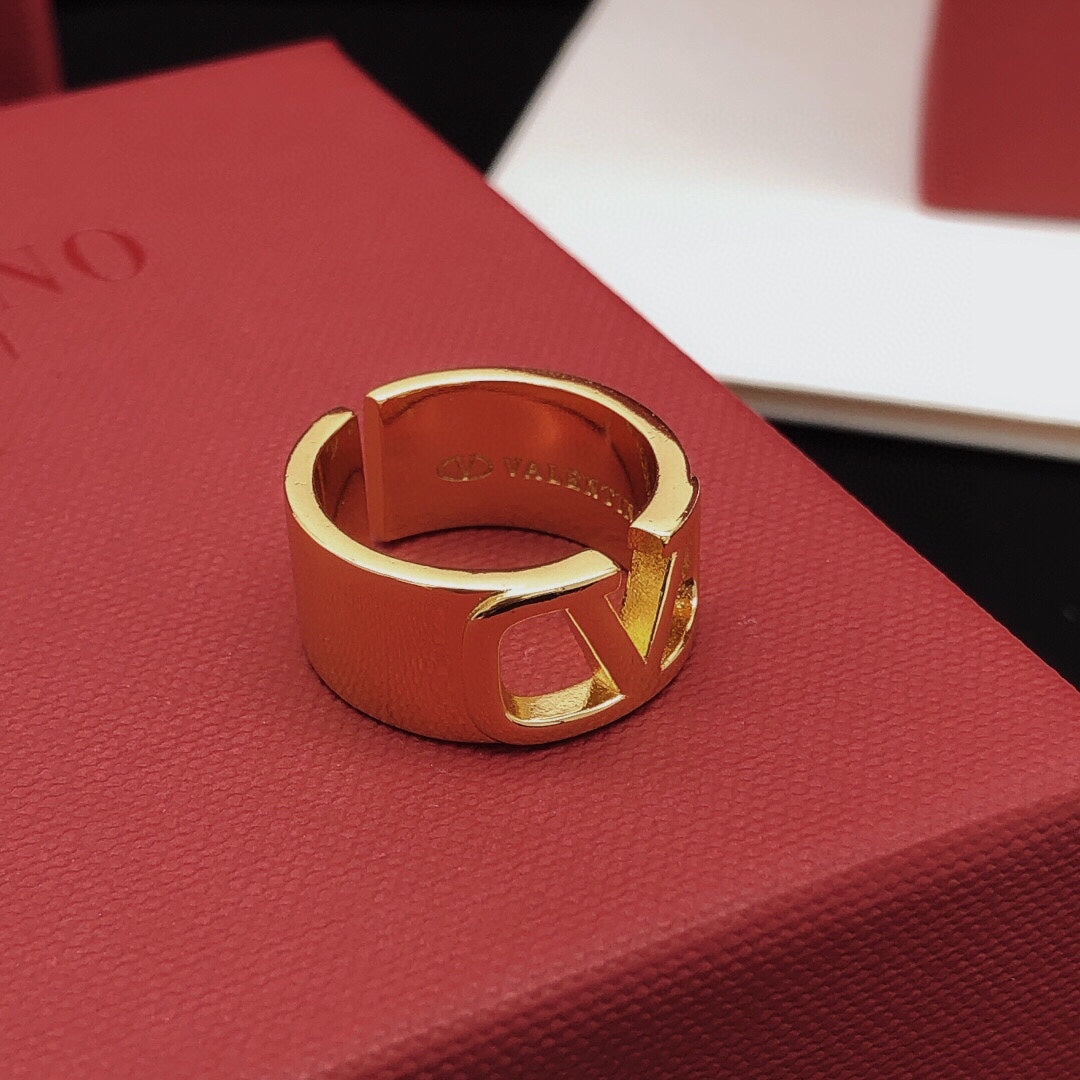 Martin Graham ring in polished metal-tone – side detail