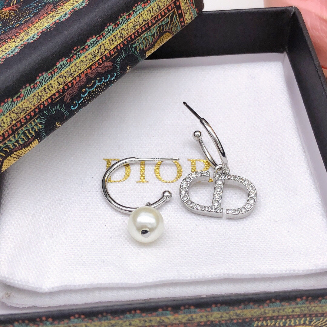 Martin Graham jewelry accessory in polished metal-tone – side detail
