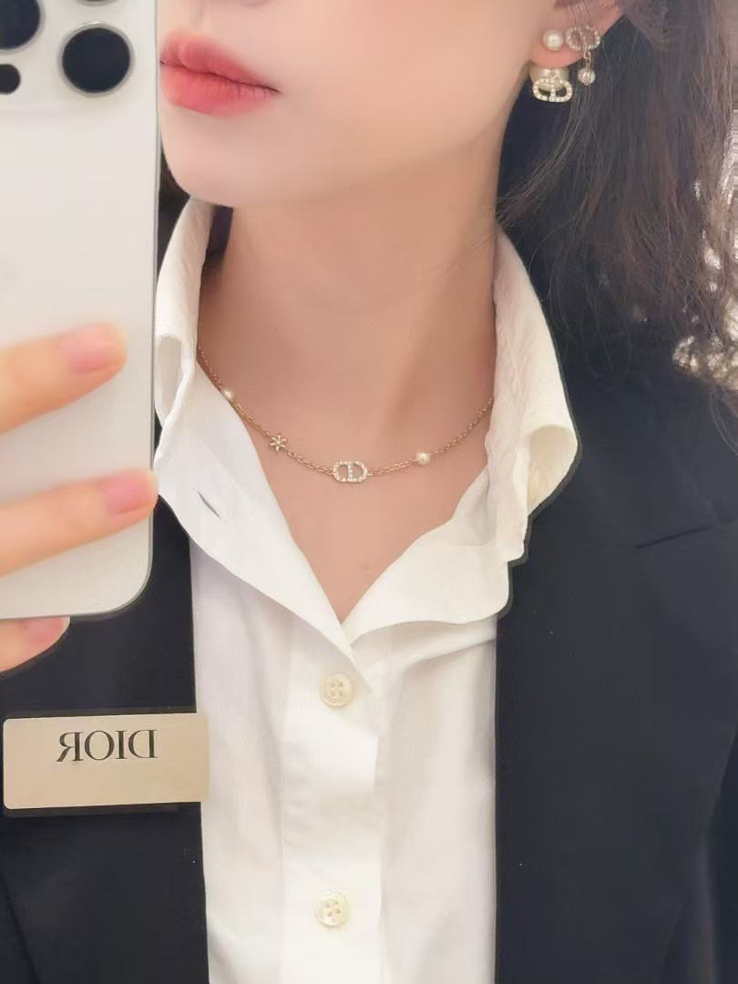Martin Graham pendant necklace in polished metal-tone – side detail
