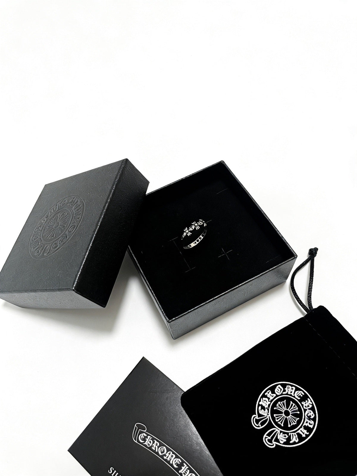 Martin Graham ring in polished metal-tone – side detail