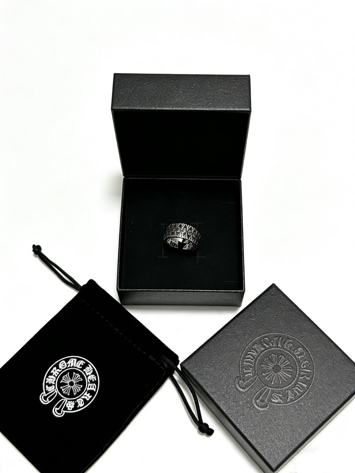 Martin Graham ring in polished metal-tone – side detail