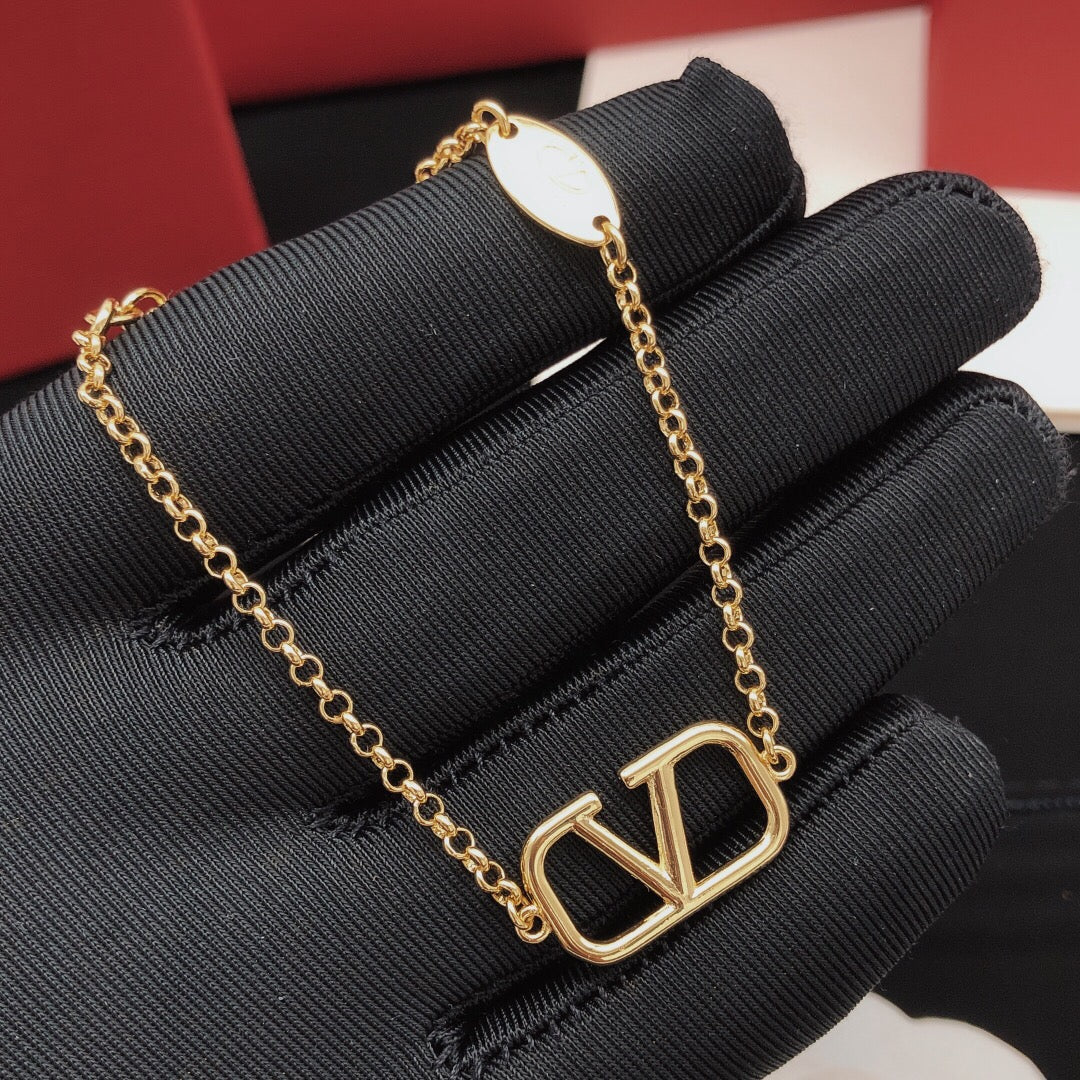 Martin Graham bracelet in polished metal-tone – side detail