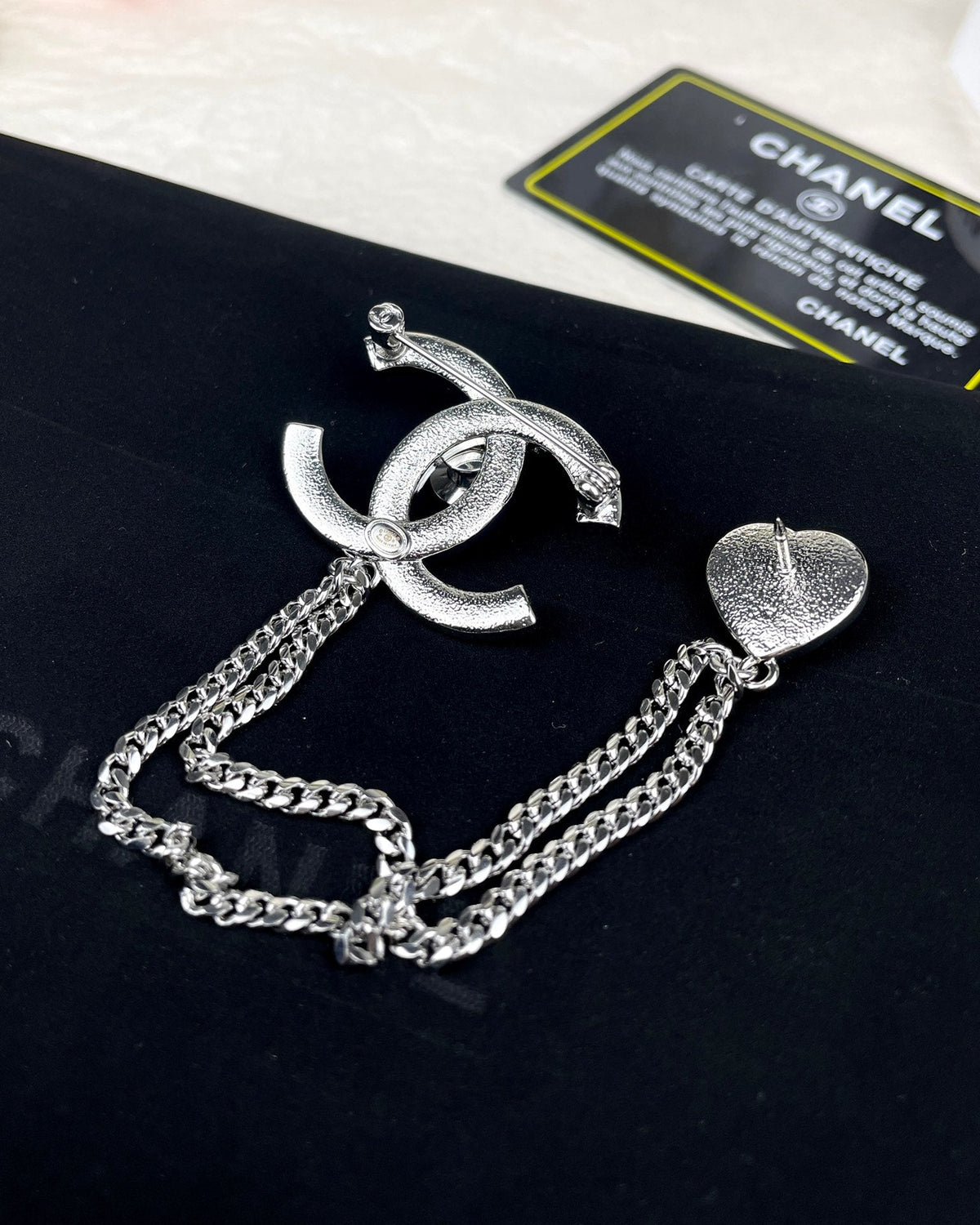 Heart Brooch in Polished Metal-Tone – Heart Detail side detail