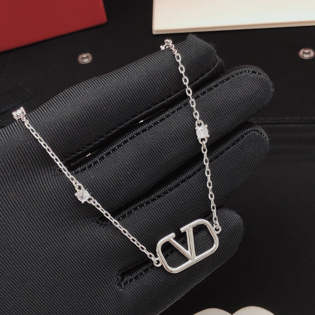 Martin Graham pendant necklace in polished metal-tone – side detail