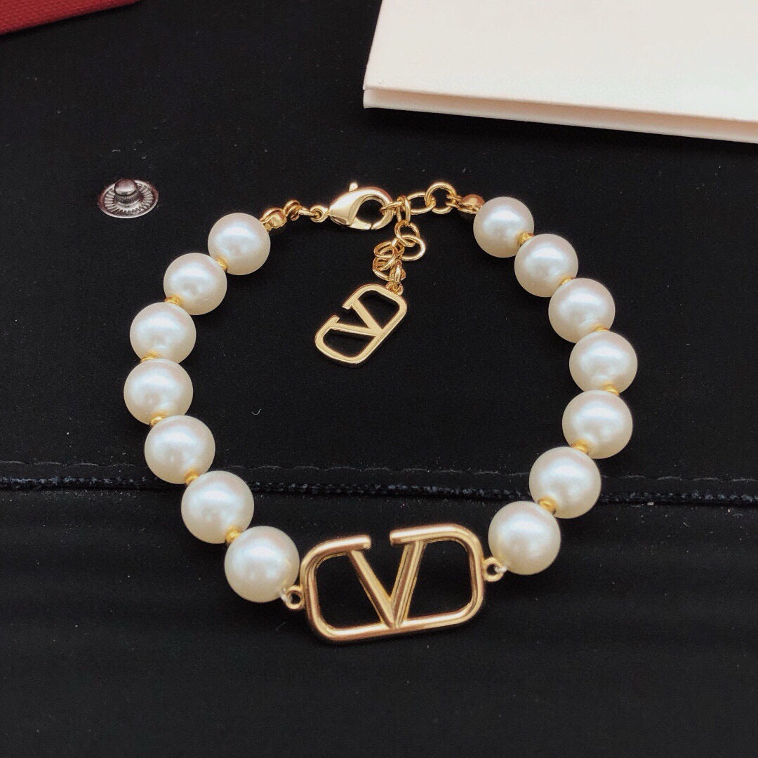 Martin Graham bracelet in polished metal-tone – side detail