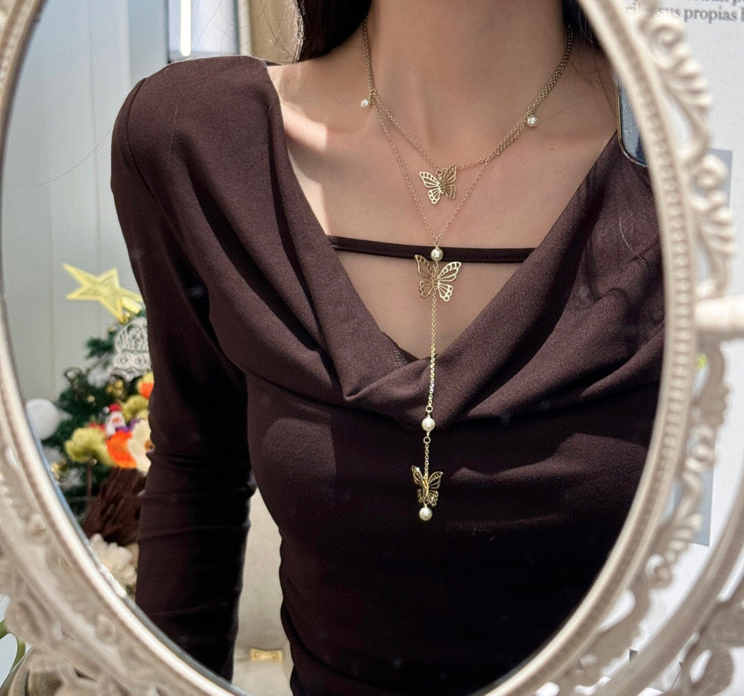 Martin Graham pendant necklace in polished metal-tone – side detail