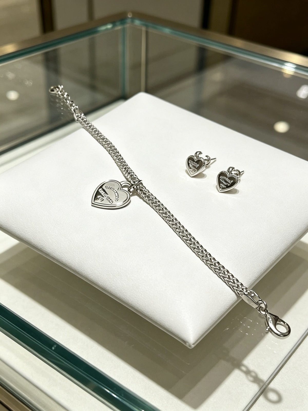 Martin Graham bracelet in polished metal-tone – side detail