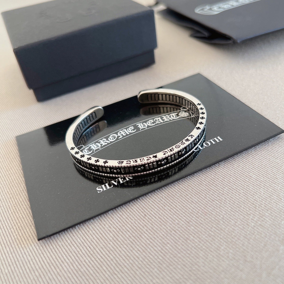 Martin Graham bracelet in polished metal-tone – side detail