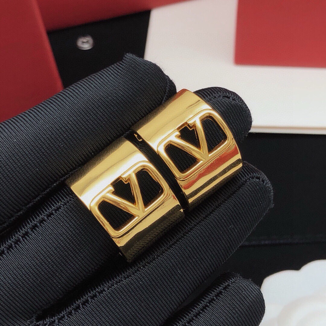 Martin Graham earrings in polished metal-tone – side detail