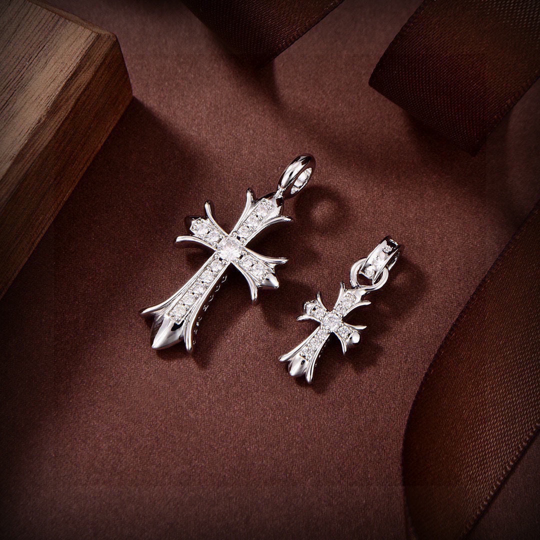 Martin Graham pendant necklace in polished metal-tone – close-up detail