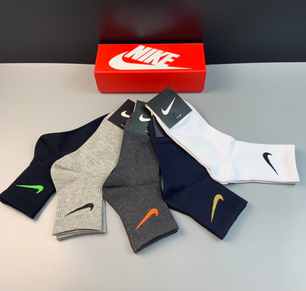 Nike Cotton Visible Logo, Stripe Or Motif Details Crew Socks