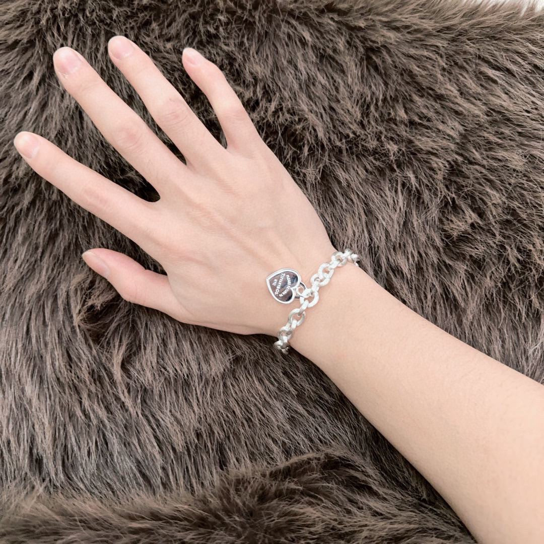 Martin Graham bracelet in polished metal-tone – close-up detail