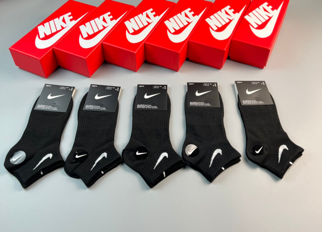 Nike Logo No-Show Apparel - Assorted Set