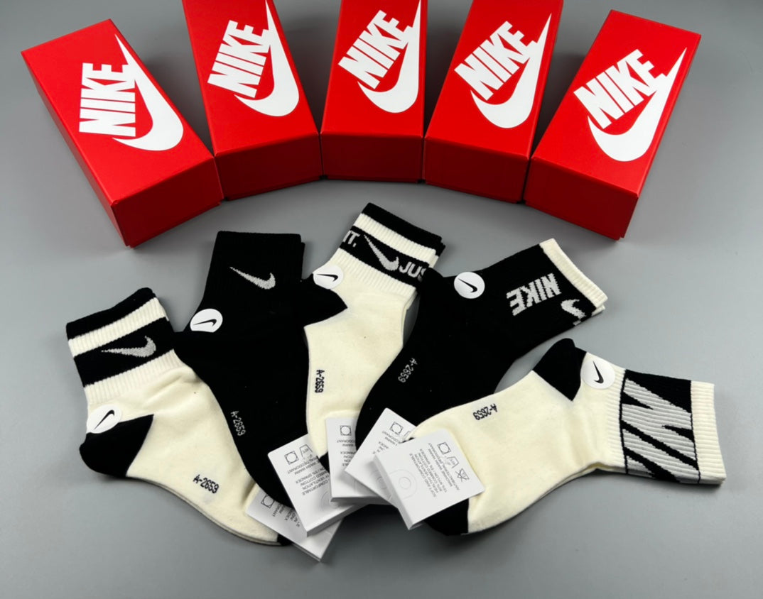 Nike Cotton Contrast Swoosh And Wordmark Ankle Socks