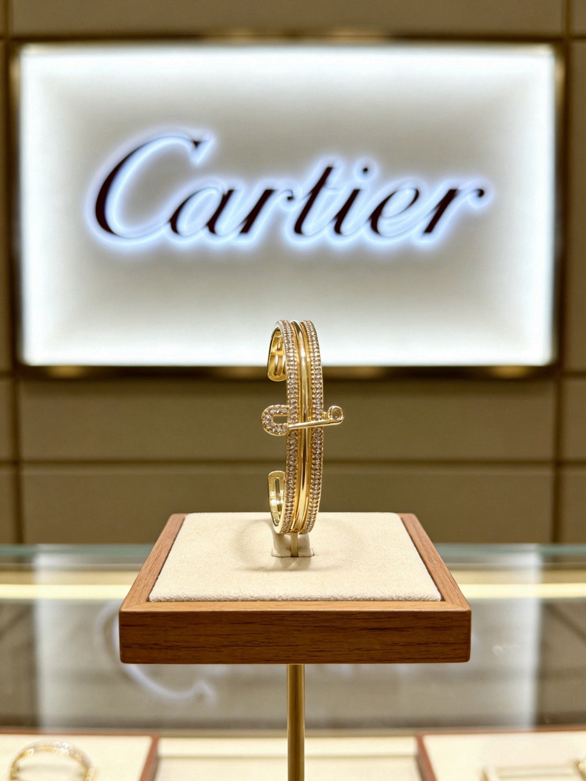 Martin Graham bracelet in polished metal-tone – close-up detail
