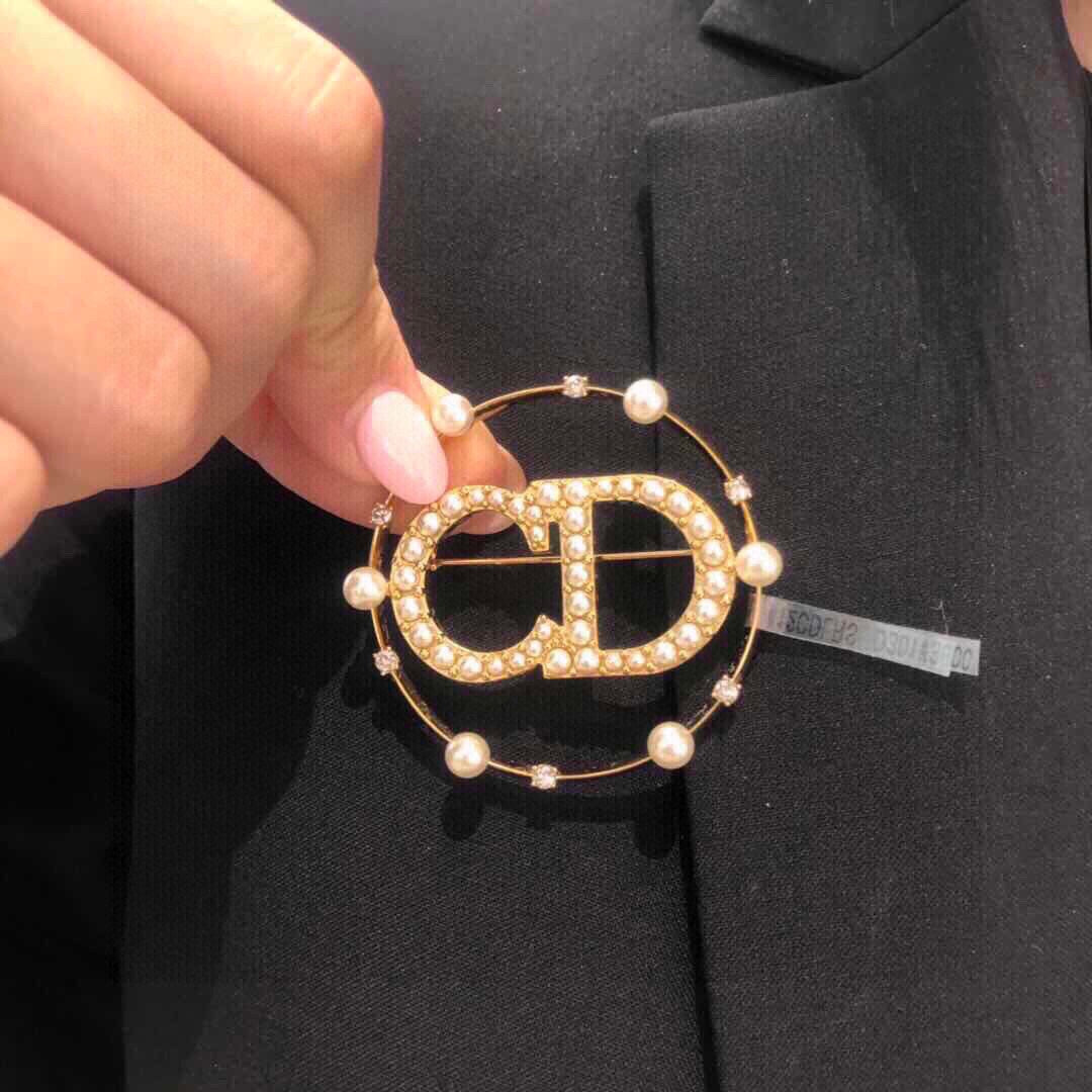 Martin Graham brooch in polished metal-tone – close-up detail