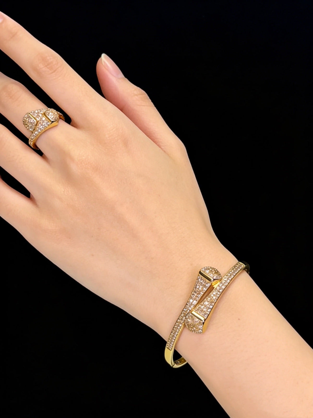 Martin Graham bracelet in polished metal-tone – close-up detail