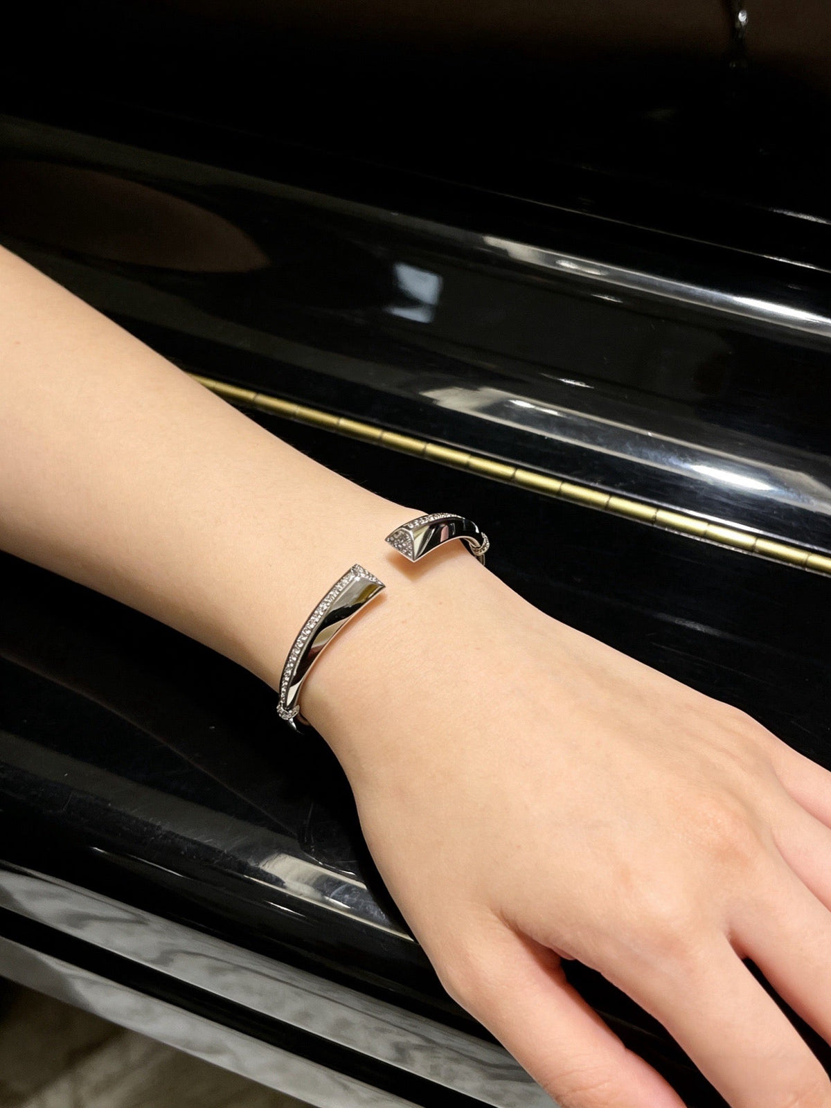 Martin Graham bracelet in polished metal-tone – close-up detail