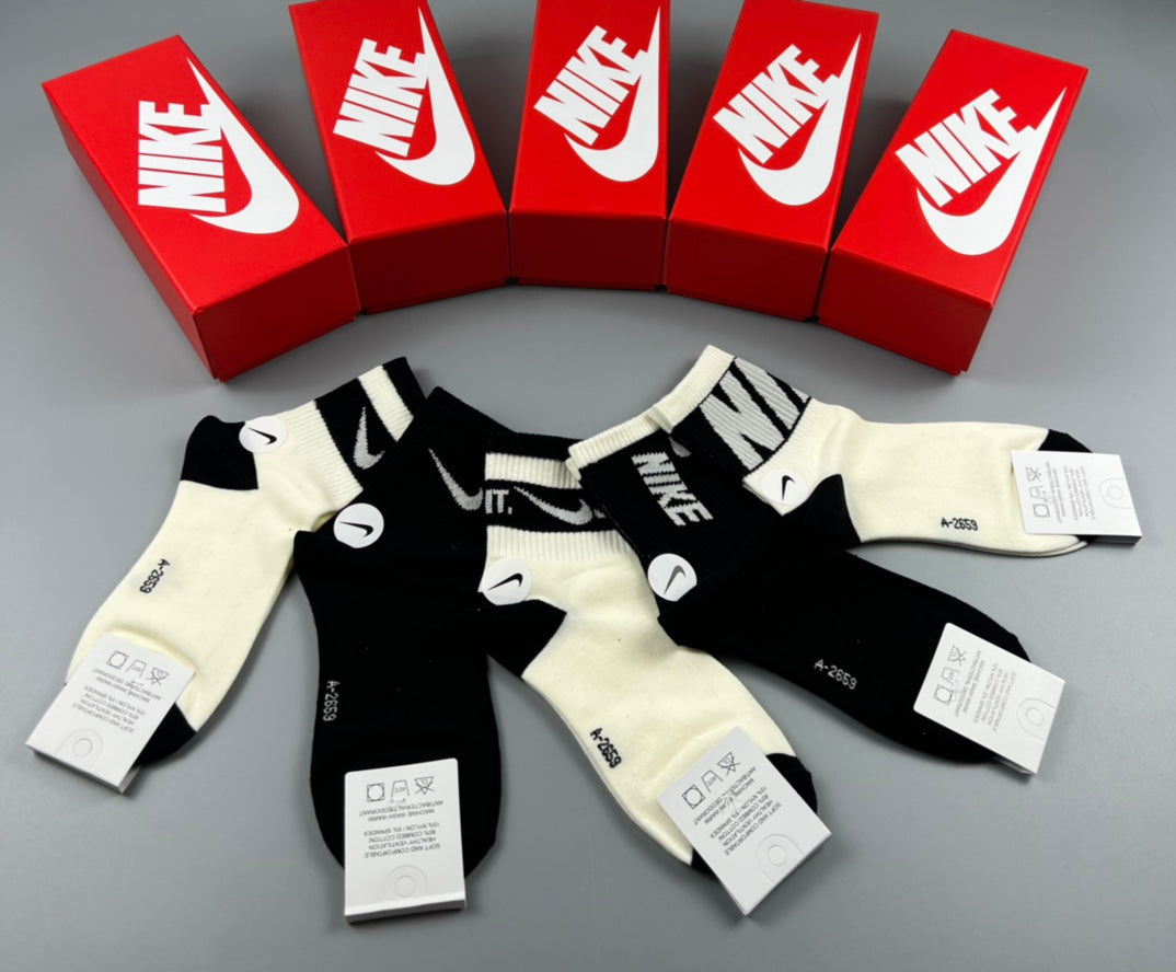Nike Cotton Contrast Swoosh And Wordmark Ankle Socks