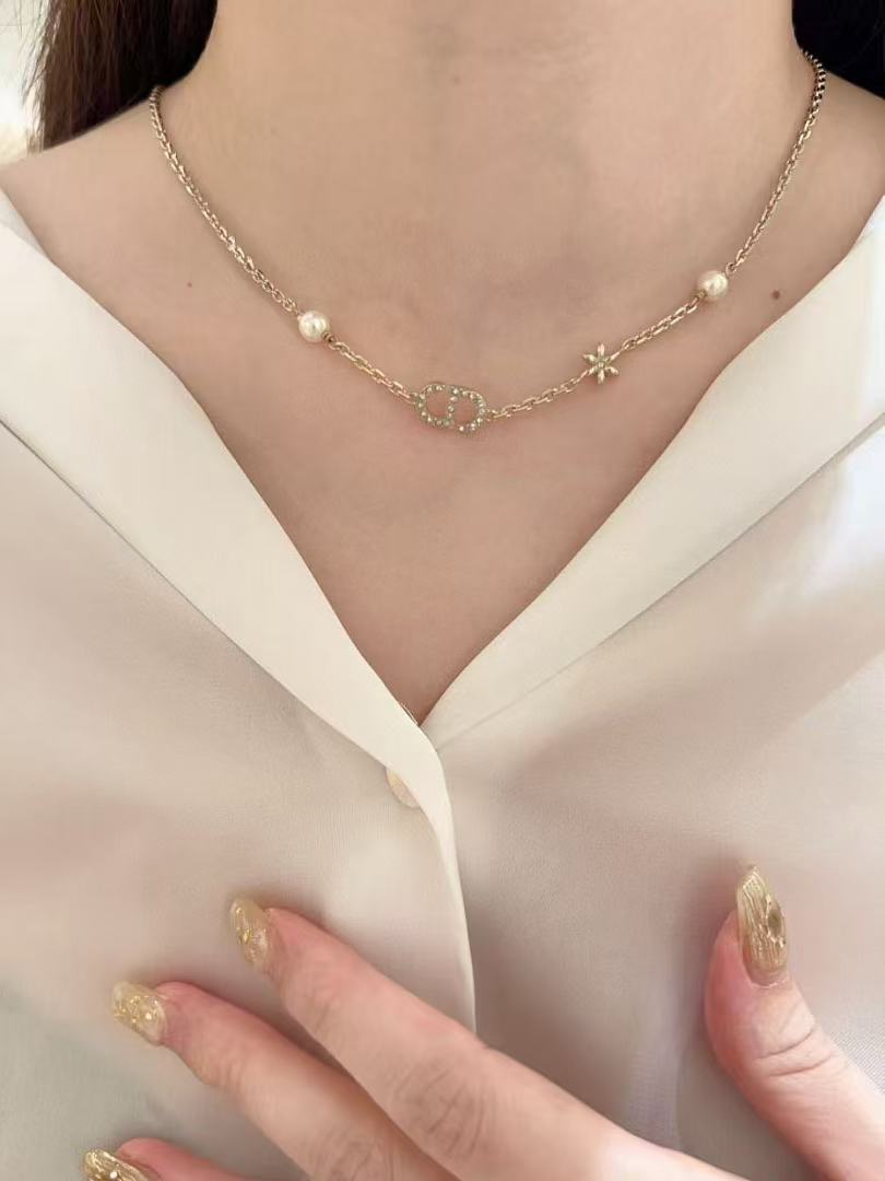 Martin Graham pendant necklace in polished metal-tone – close-up detail
