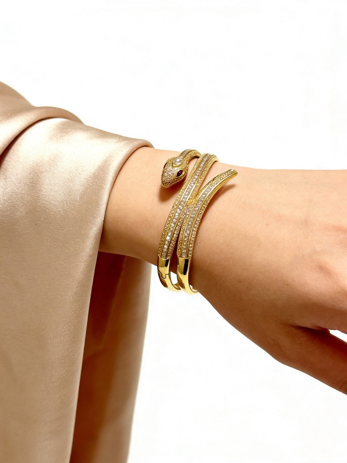 Martin Graham bracelet in polished metal-tone – close-up detail