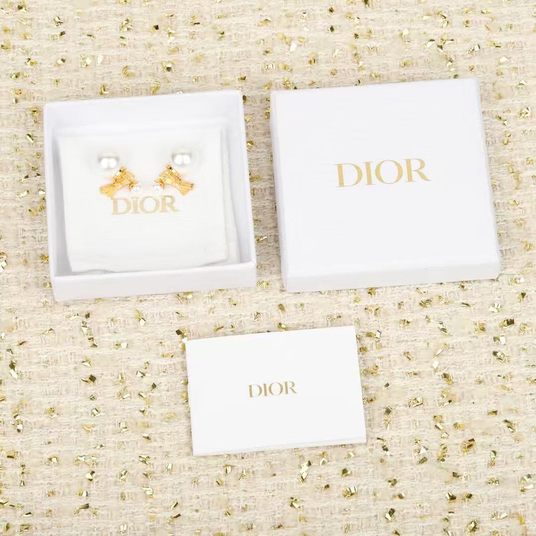 Martin Graham earrings in polished metal-tone – close-up detail