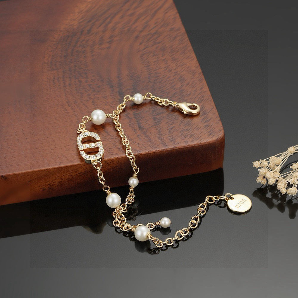 Martin Graham pendant necklace in polished metal-tone – close-up detail