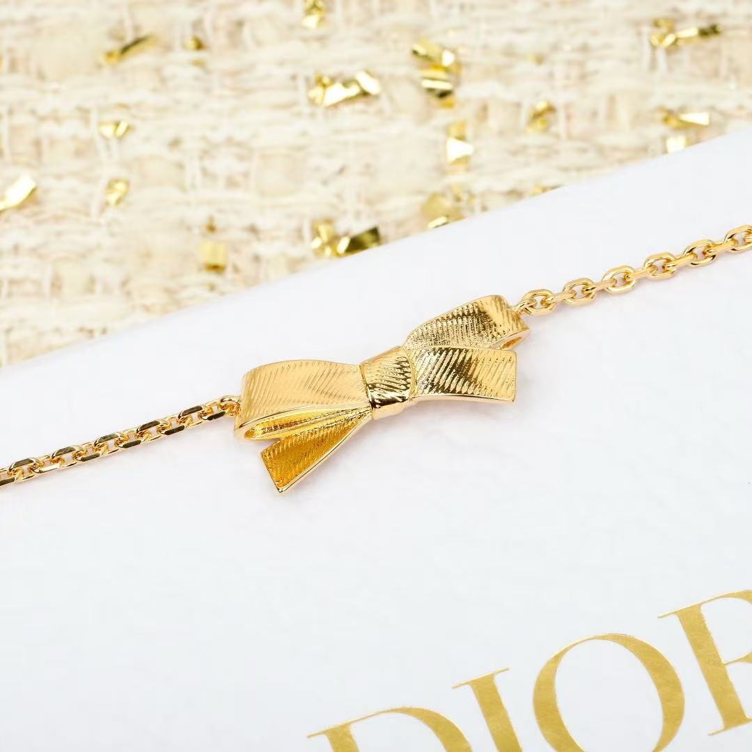 Martin Graham pendant necklace in polished metal-tone – close-up detail
