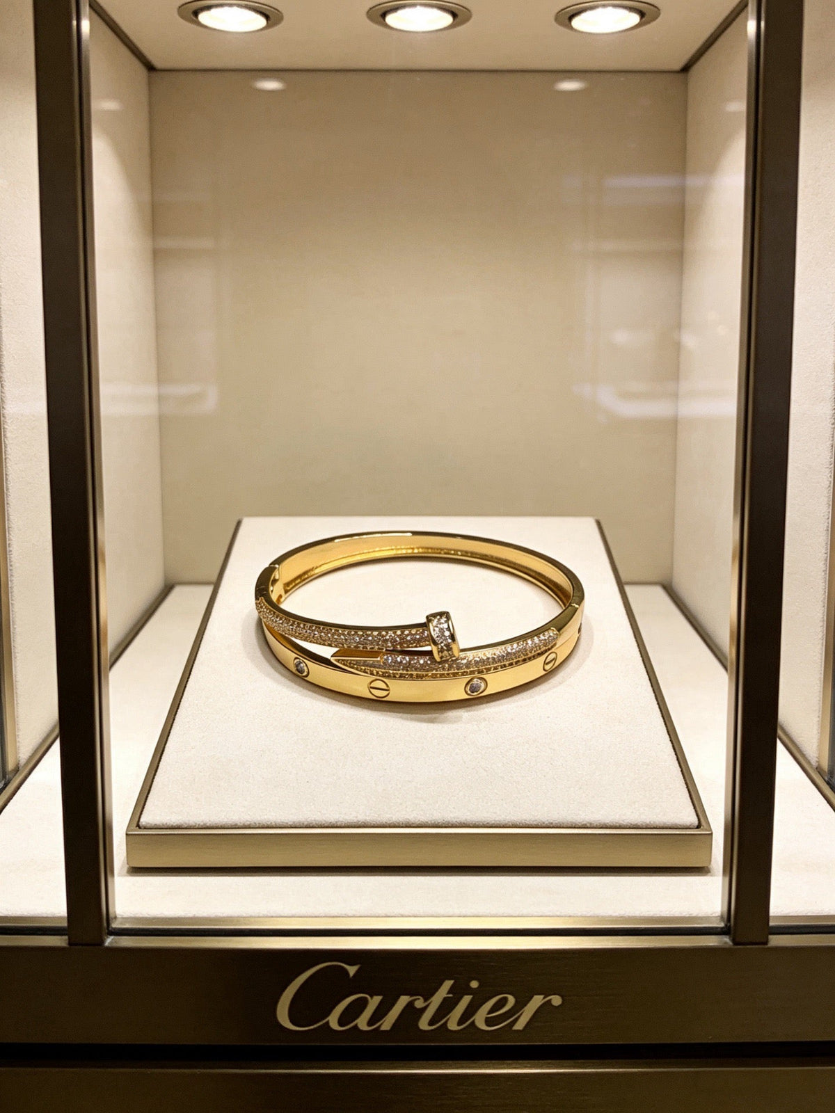 Martin Graham bracelet in polished metal-tone – close-up detail