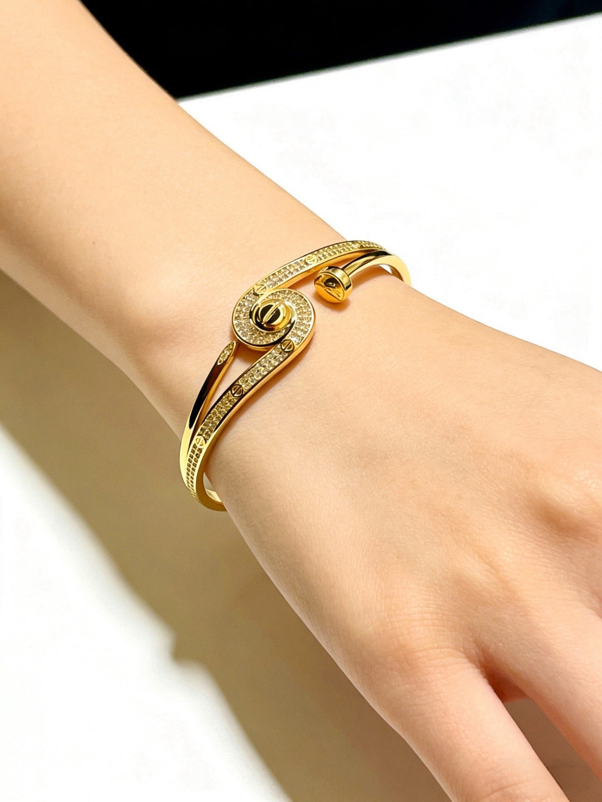 Martin Graham bracelet in polished metal-tone – close-up detail