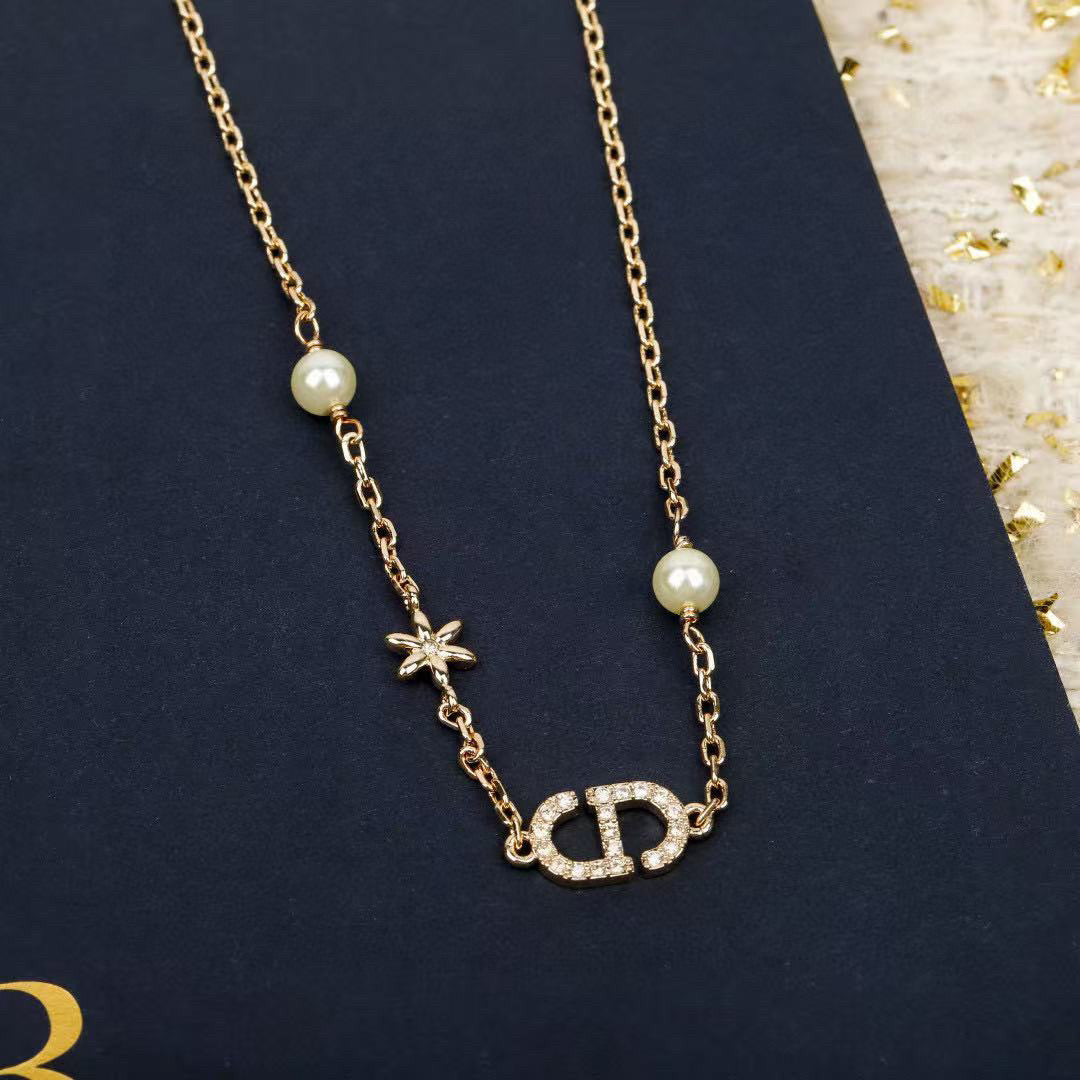 Martin Graham pendant necklace in polished metal-tone – close-up detail
