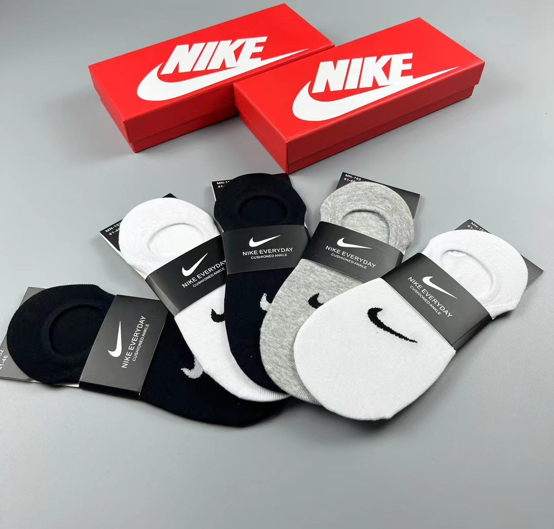 Nike Cotton Visible Logo, Stripe Or Motif Details No-Show Socks