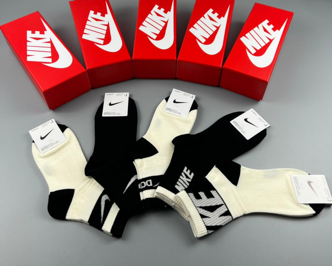 Nike Cotton Contrast Swoosh And Wordmark Ankle Socks